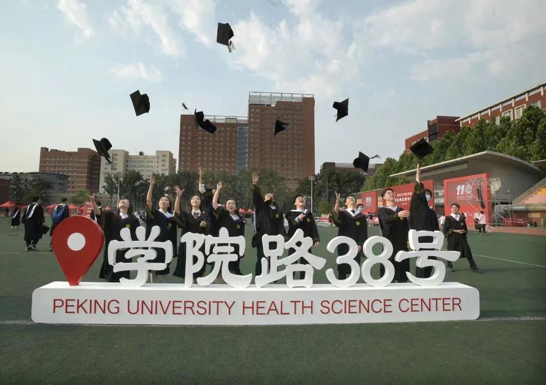 疫情下的医者抉择，韩国医生集体辞职与西班牙医生的坚守