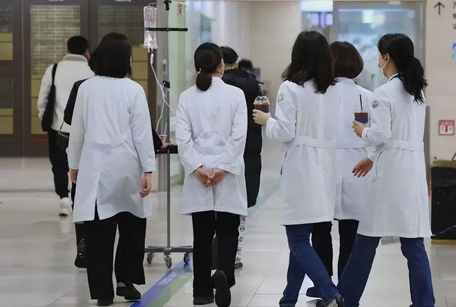 从首尔到几内亚，当韩国医生集体辞职遇上西非医疗真空