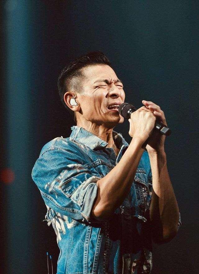 疫情下的韩国演唱会，当狂热粉丝遇上社交距离