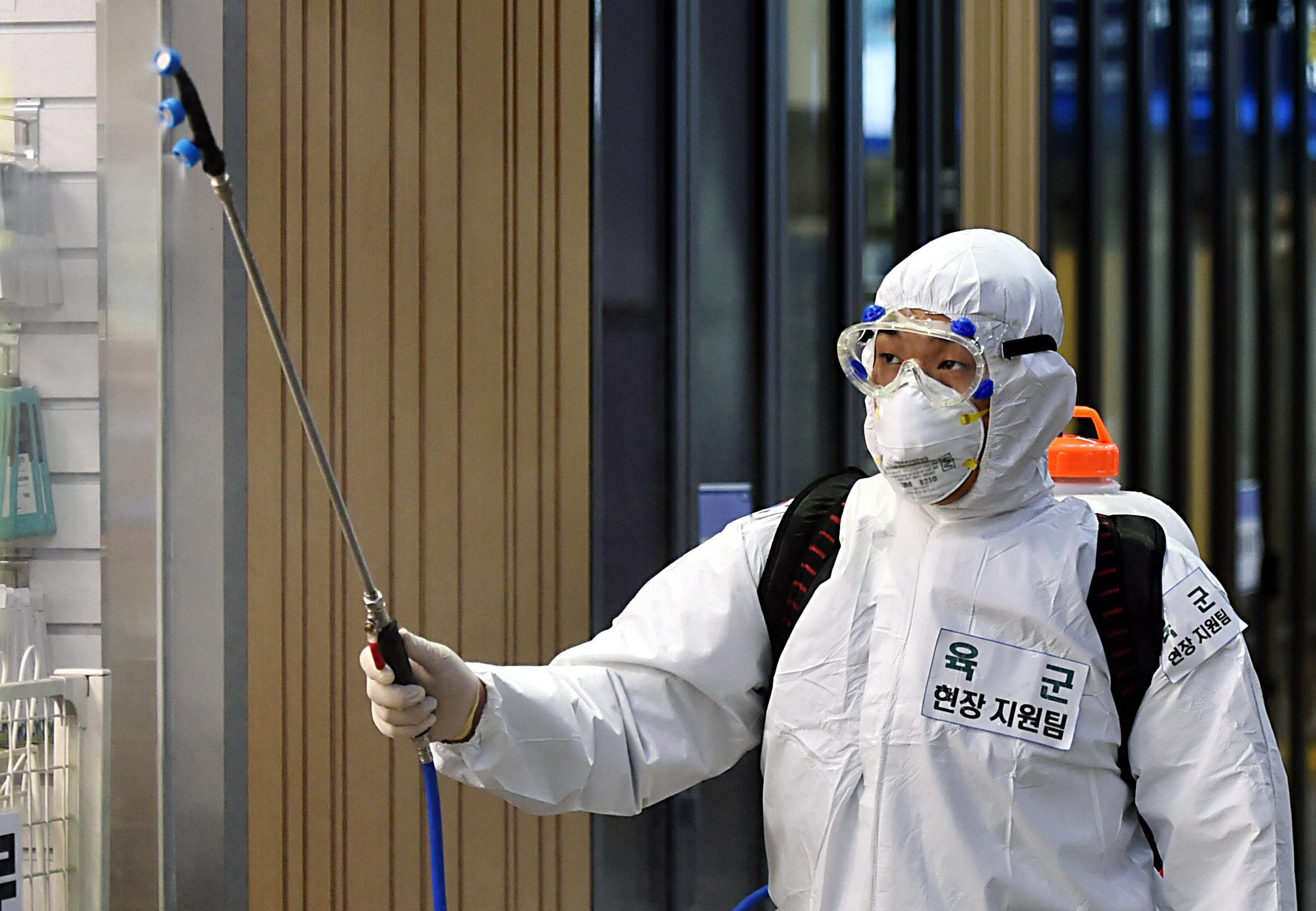 韩国疫情，从防疫模范到躺平实验的警示录