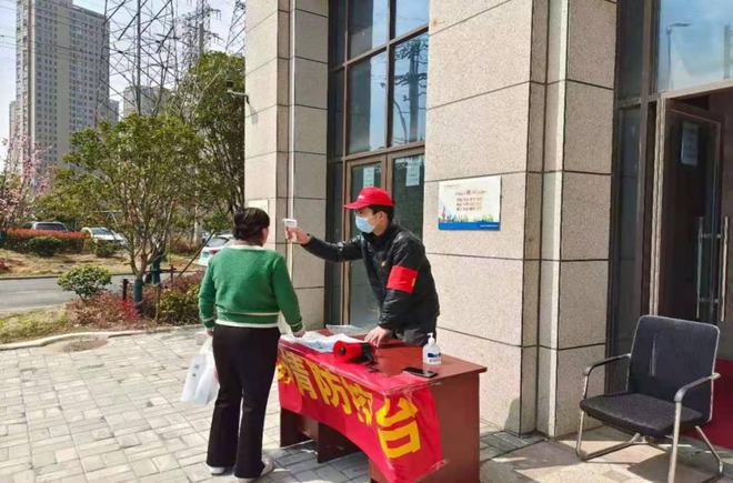 南宁战疫24小时，凌晨4点的核酸亭、被偷走的菜市与一座城的温柔防线