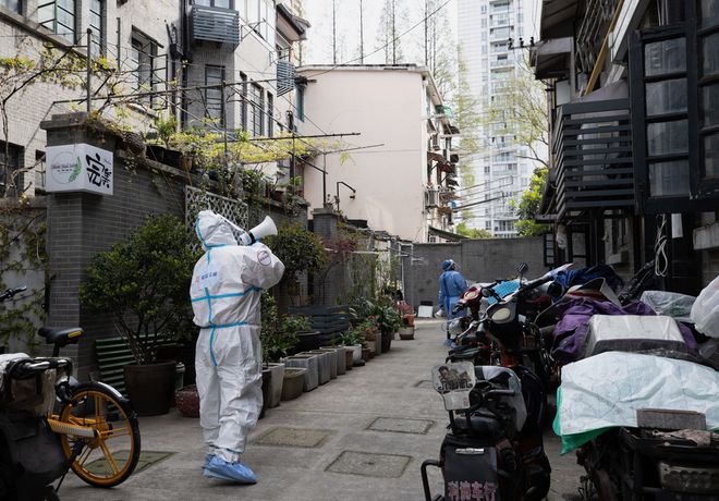 南宁战疫24小时，凌晨4点的核酸亭、被偷走的菜市与一座城的温柔防线