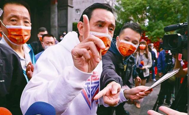 当澳门用清零对抗病毒，台北选择共存，两种防疫哲学背后的文化密码