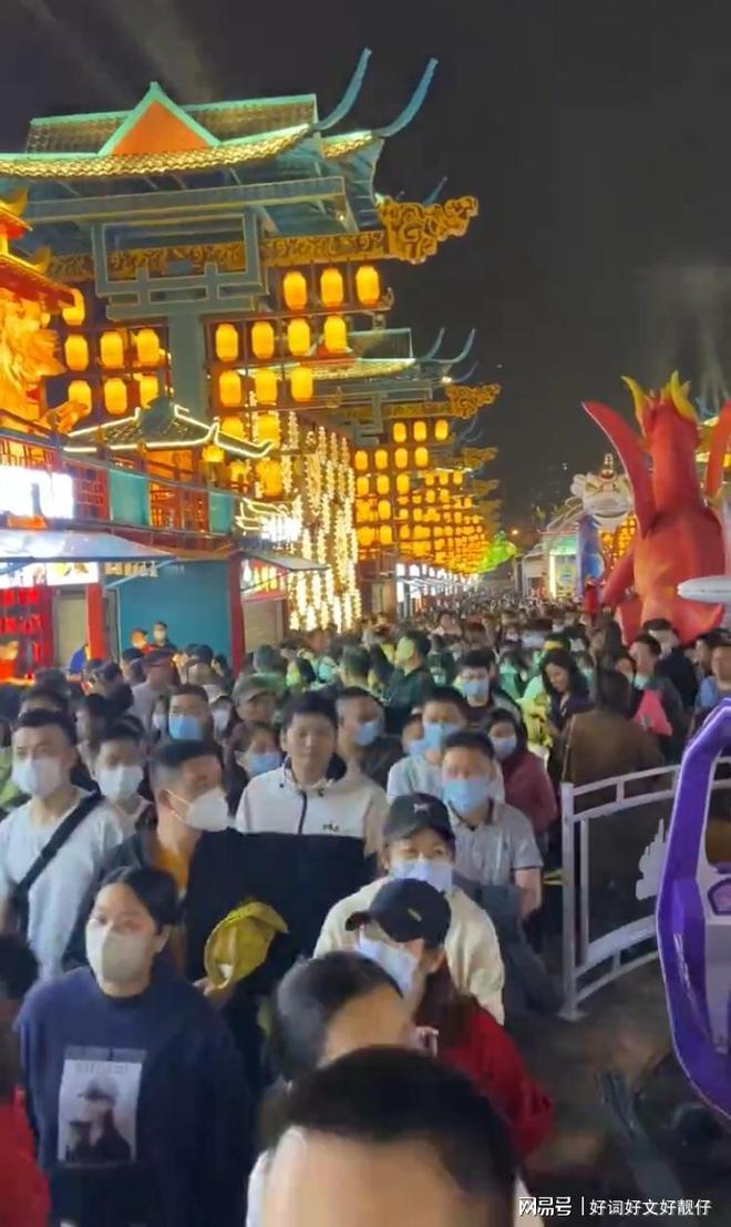 澳门疫情封闭，一座不夜城的寂静与重生