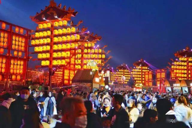 澳门疫情封闭，一座不夜城的寂静与重生