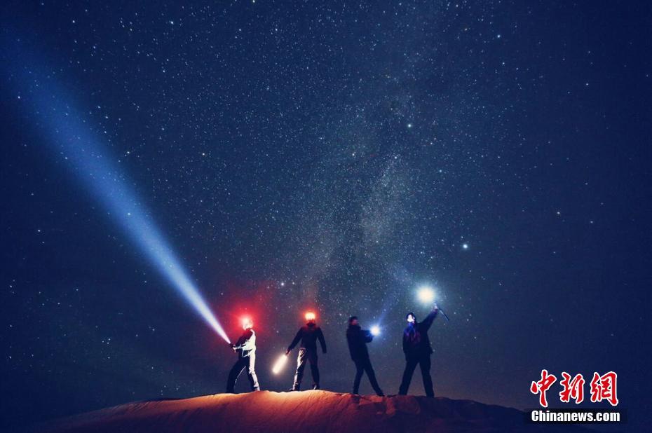 澳门赌场灯光未熄，新疆沙漠星空已亮，一场跨越4600公里的文化对撞实验