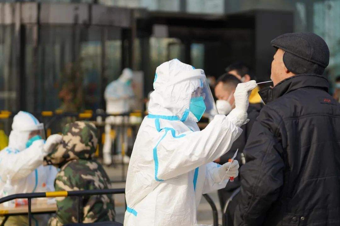 河南硬核防疫VS上海精准破局，中国疫情防控的AB面