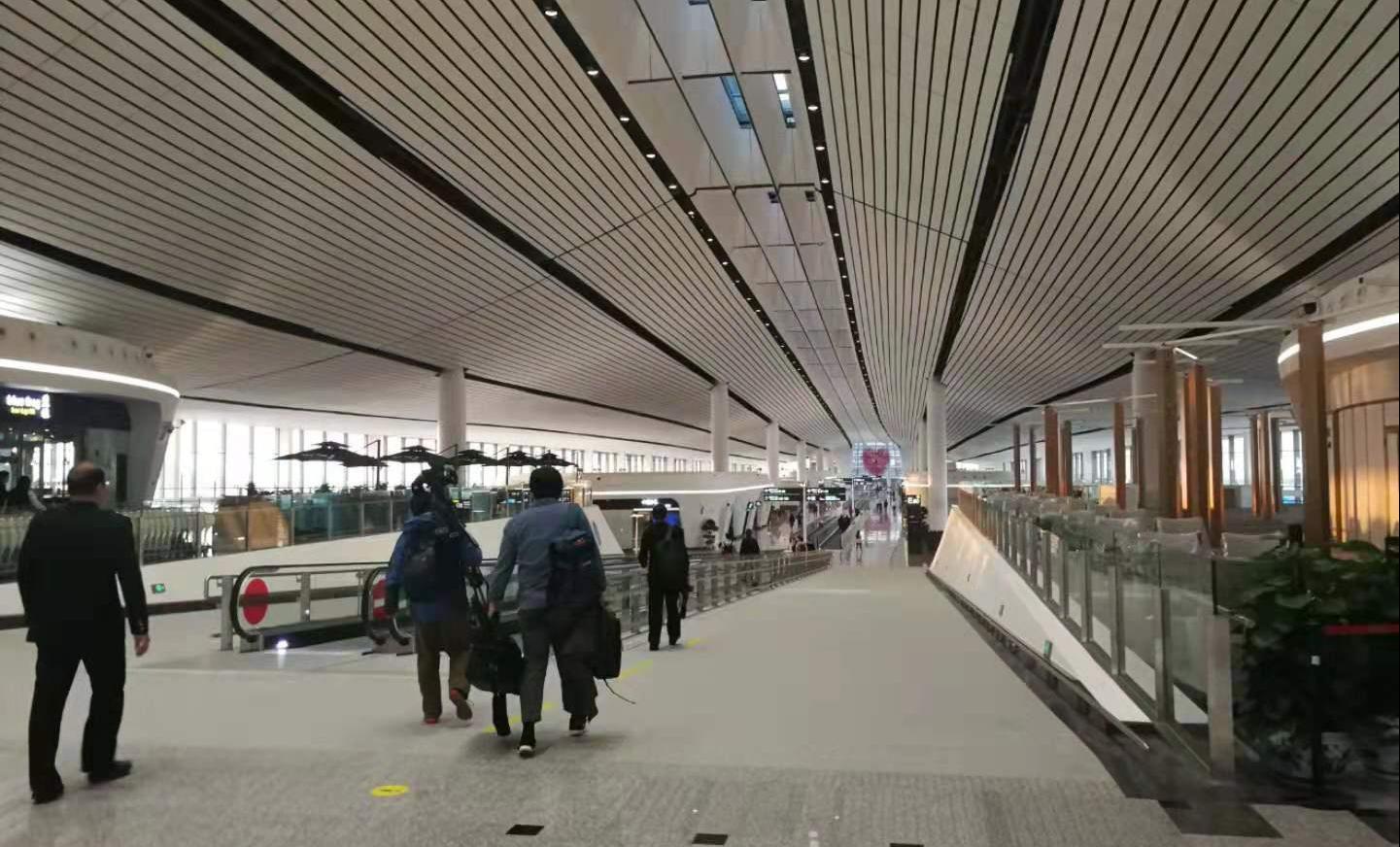 北京机场的防疫剧场，当新疆旅客成为被凝视的他者