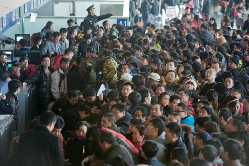 北京机场的防疫剧场，当新疆旅客成为被凝视的他者