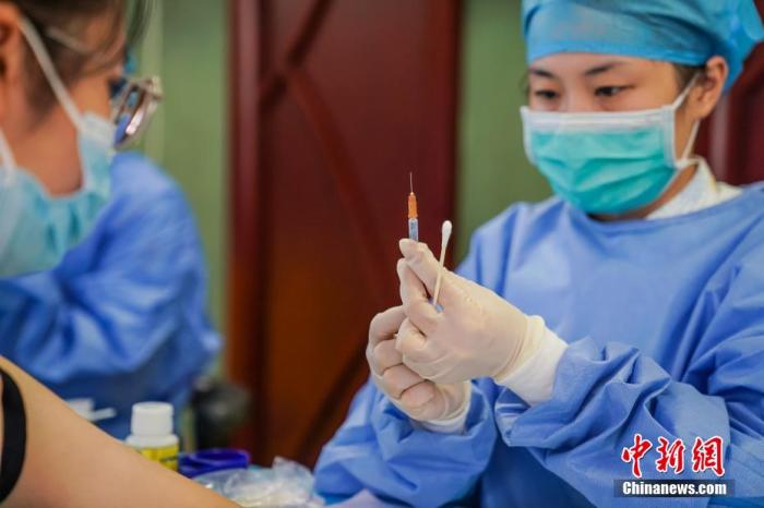 乌鲁木齐疫苗记，当馕与针管在丝路交汇