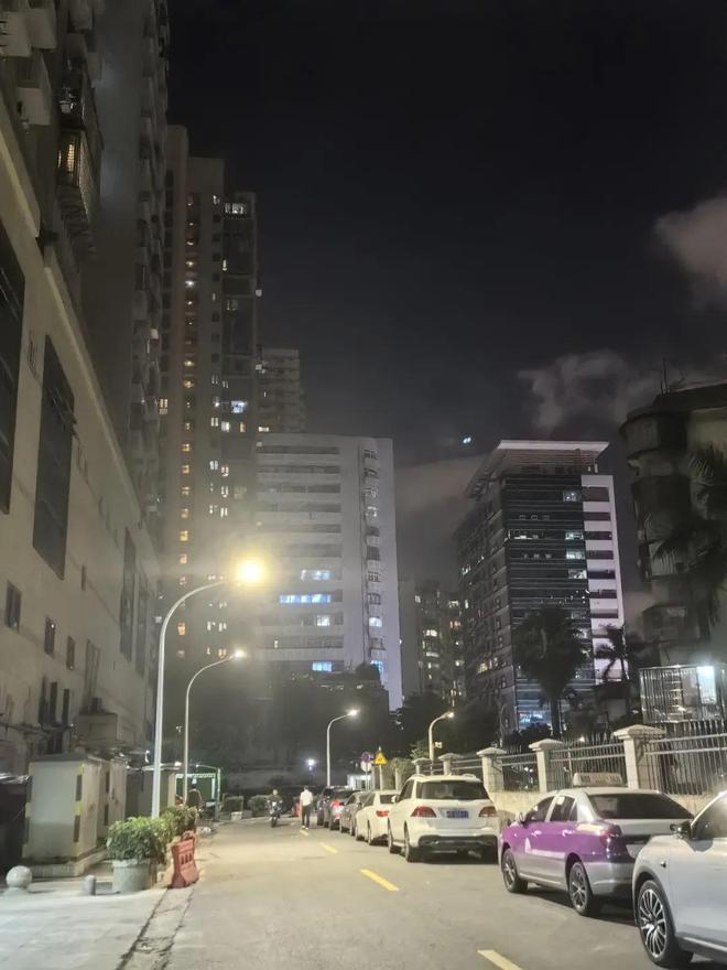 上海疫情下的本地人困境，当城市按下暂停键，谁在守护阿拉的烟火气？