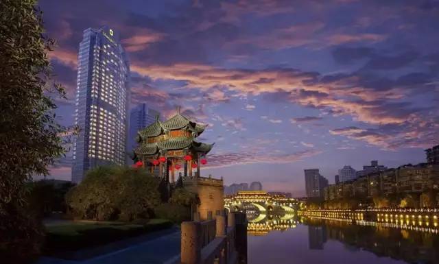 成都与上海，两座城市的疫情叙事，谁在定义我们的正常？