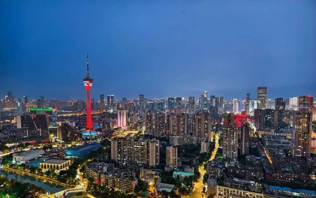 成都与上海，两座城市的疫情叙事，谁在定义我们的正常？