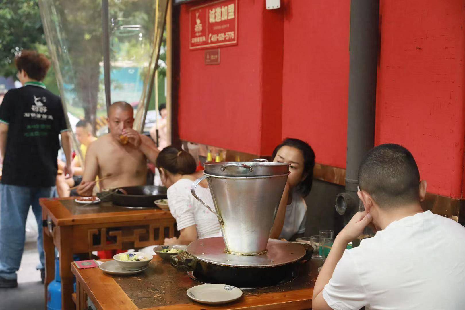 成都式温柔，当火锅英雄遇见咖啡骑士的防疫辩证法