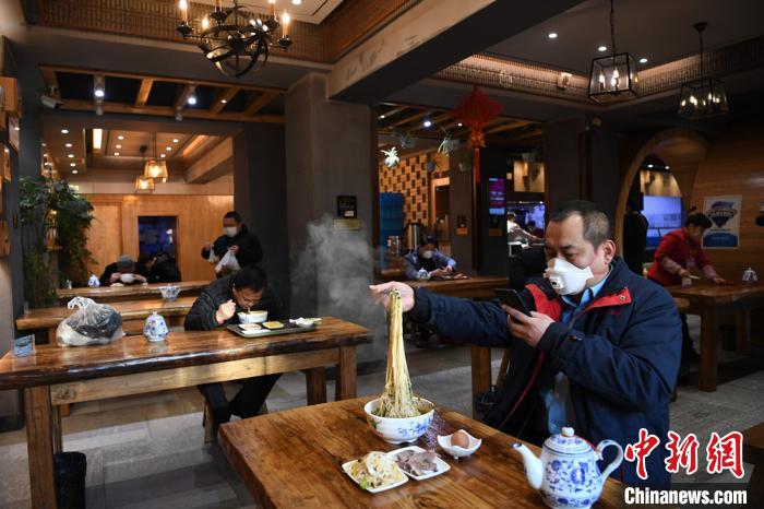 兰州防疫双面绣，一面是黄河铁桥的坚守，一面是牛肉面馆的烟火