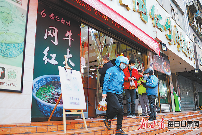 兰州防疫双面绣，一面是黄河铁桥的坚守，一面是牛肉面馆的烟火