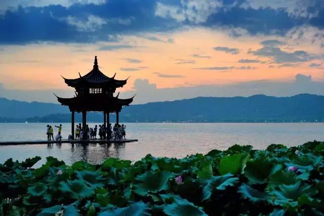 杭州的沪式温柔，当西湖遇见外滩，一场城市文明的暗战与和解
