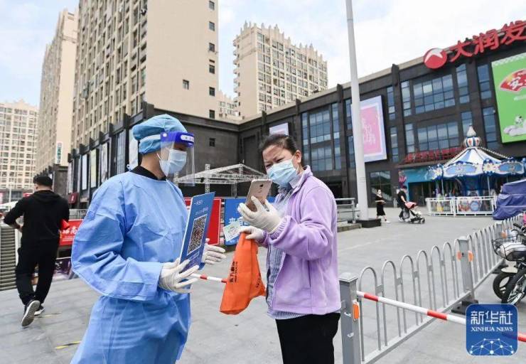 上海防疫新规暗藏柔性突围，当精准防控遇上城市烟火气