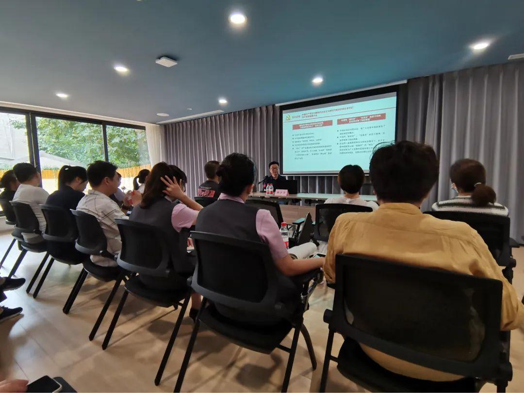 上海防疫新规，咖啡厅里的核酸报告与梧桐树下的安全距离