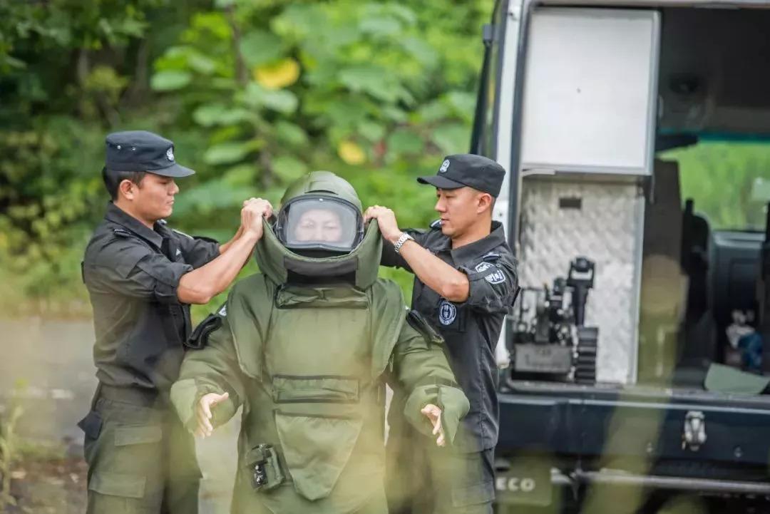 浙江防疫精准拆弹VS香港动态清零，两种模式下的民生温度与政策智慧