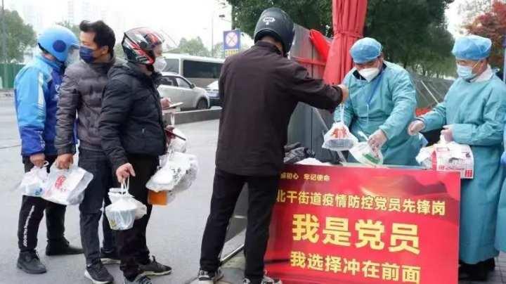 浙江深夜发布防疫七条，这些行业暂停营业，跨市出行需报备！背后藏着什么信号？