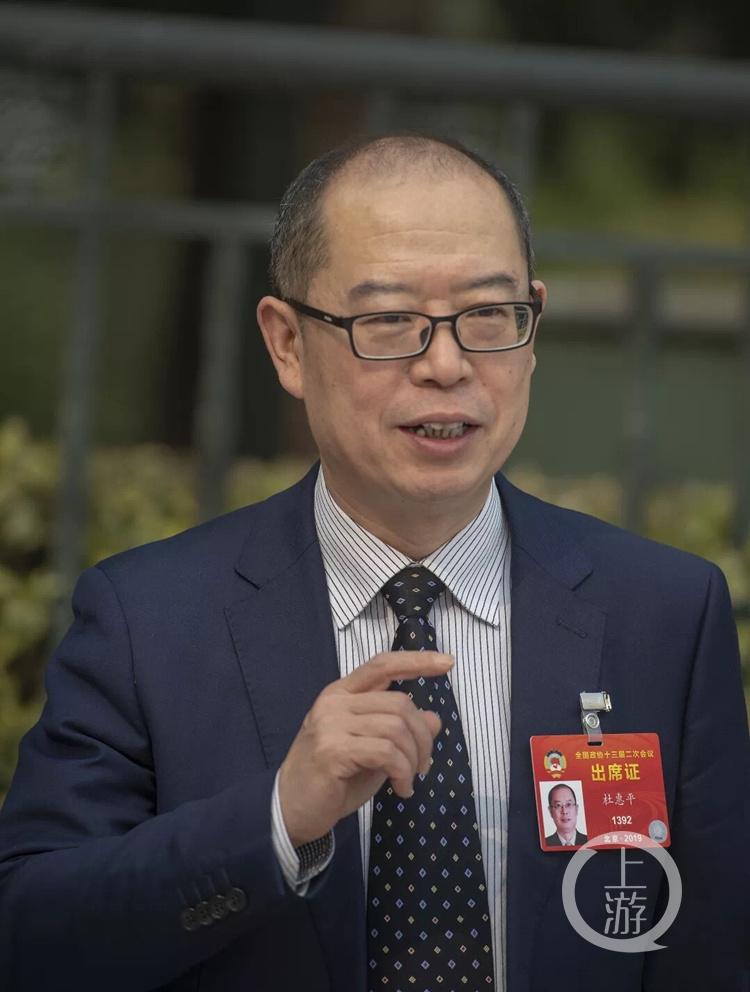 重庆中医门诊暗访记，老专家把脉时，为何总问昨晚吃火锅没？