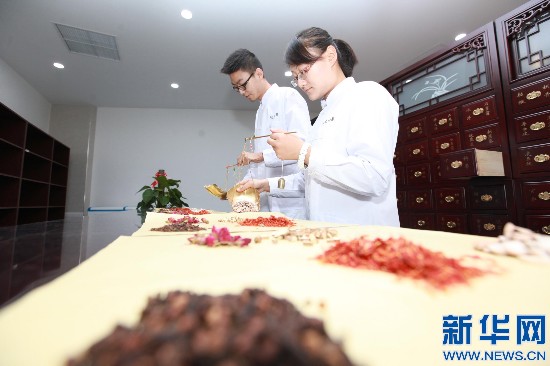 天津中医教授，在古方与实验室之间，他们如何重新定义传统医学？