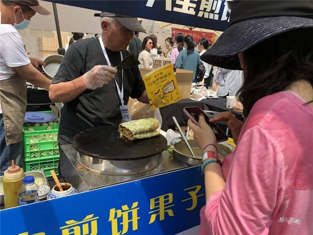 西青疫线手记，当煎饼果子摊主戴上护目镜，这座城的韧性藏在哪里？