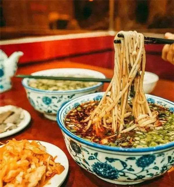 兰州疫情再起，当牛肉面之都被迫按下暂停键，我们看到了什么？