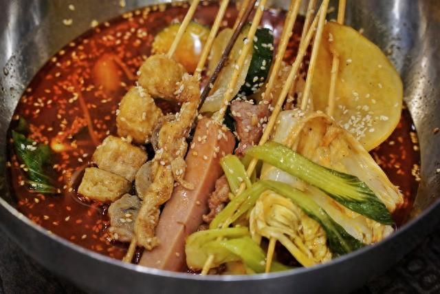 津渝双城记，一场跨越1500公里的麻辣烫与煎饼果子对话