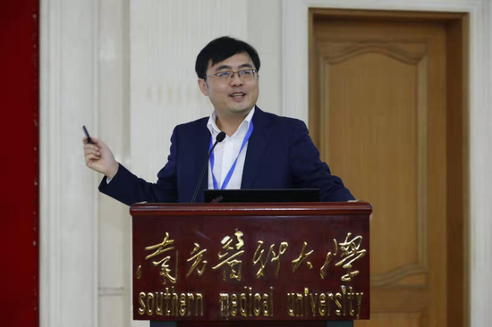 孙鑫与天财的量子纠缠，一位青年教师如何用算法重构经济学教育？