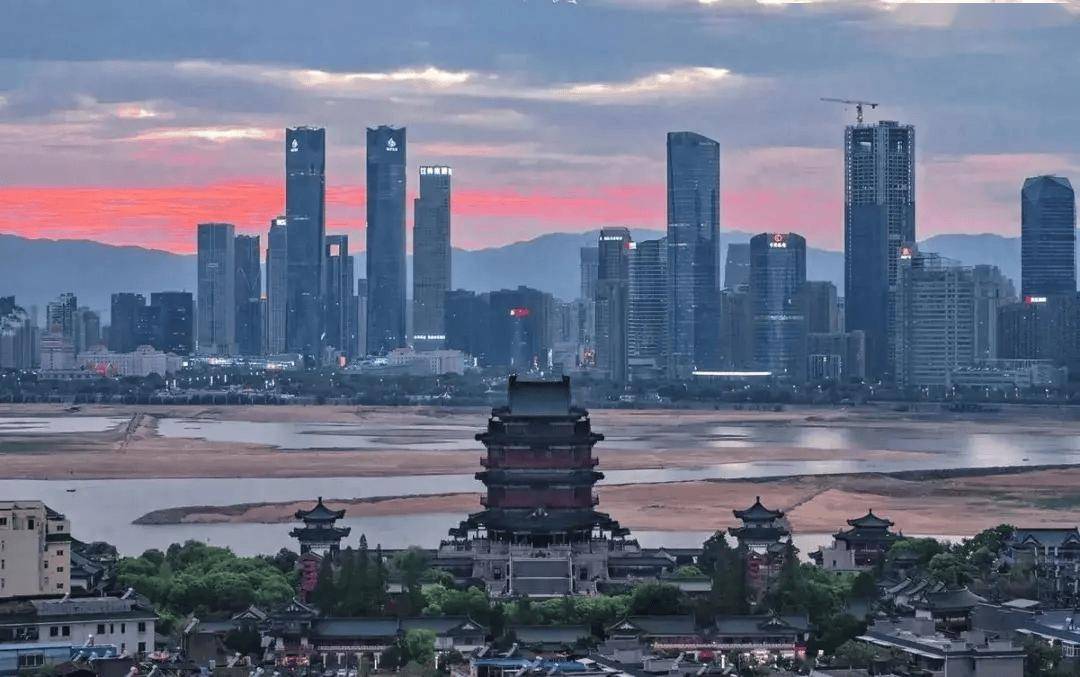 扫码时代下的南昌镜像，当赣江两岸被数据流重新定义