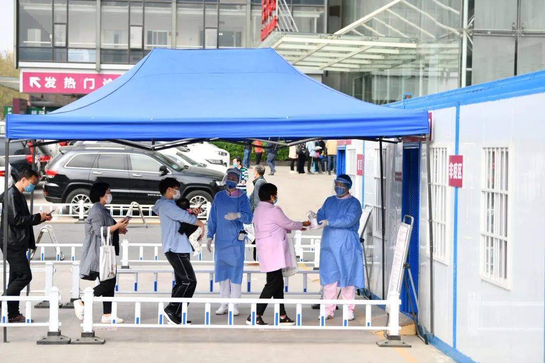 郑州西广场疫情，一座城市的沉默与千万人的坚韧
