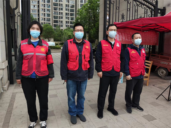 郑州西广场疫情，一座城市的沉默与千万人的坚韧