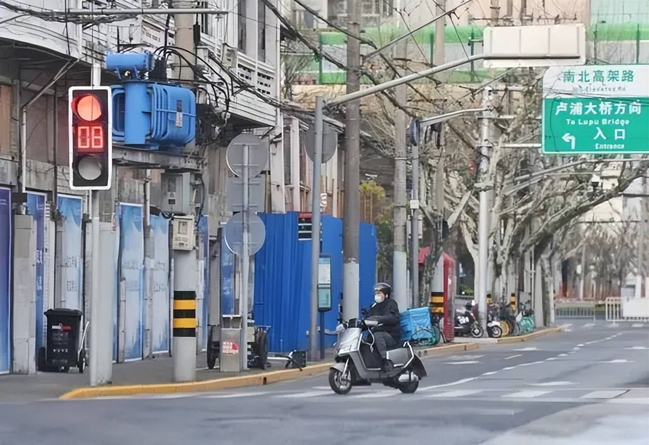 南京西路的咖啡香与贵阳路的警戒线，疫情下的城市折叠
