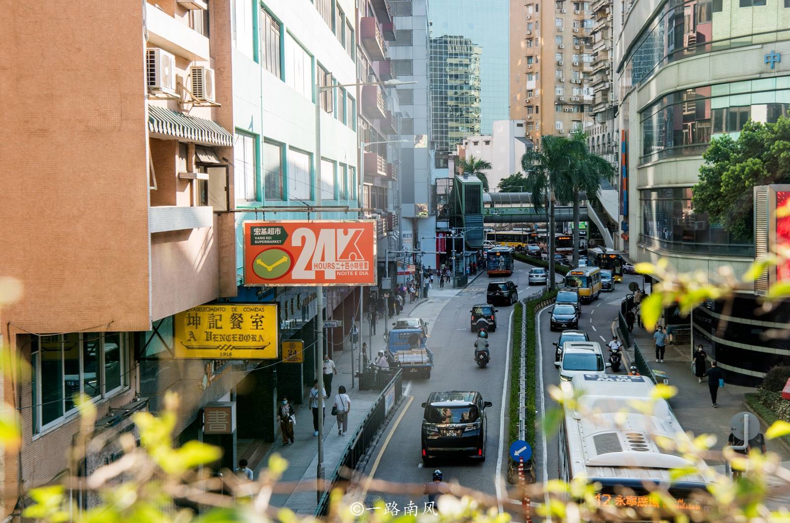 在澳门大街与南京路交口，一个城市的双重人格