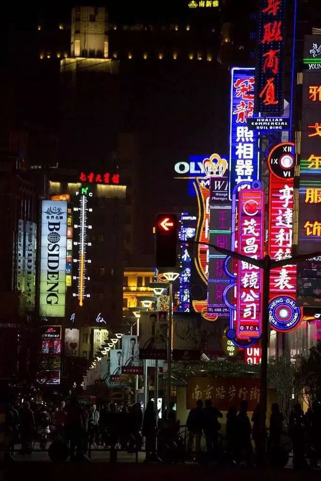 南京路的空城计，一场没有观众的繁华表演