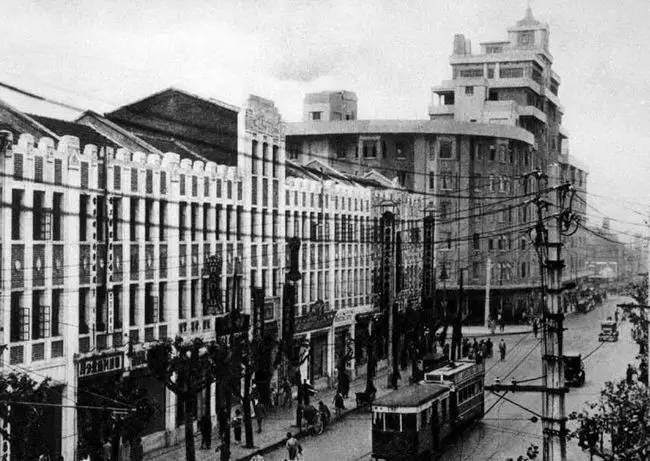 南京东路西藏路，两条路的百年对话，一部压缩的上海心灵史