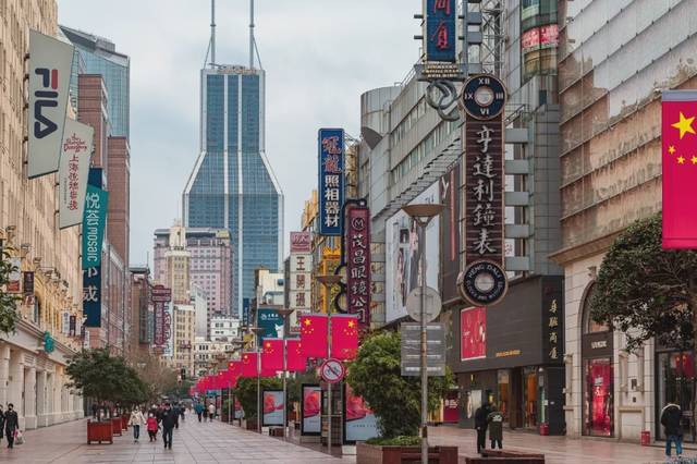 疫情下的南京东路，一条百年商街的寂静与重生