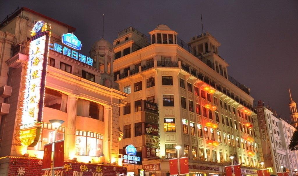 南京西路怎么了，一条街道的中年危机与都市灵魂的出走