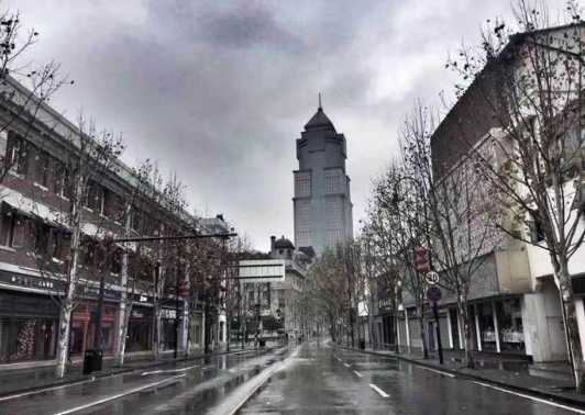 南京西路封锁72小时，一条街道的沉默与一座城市的韧性