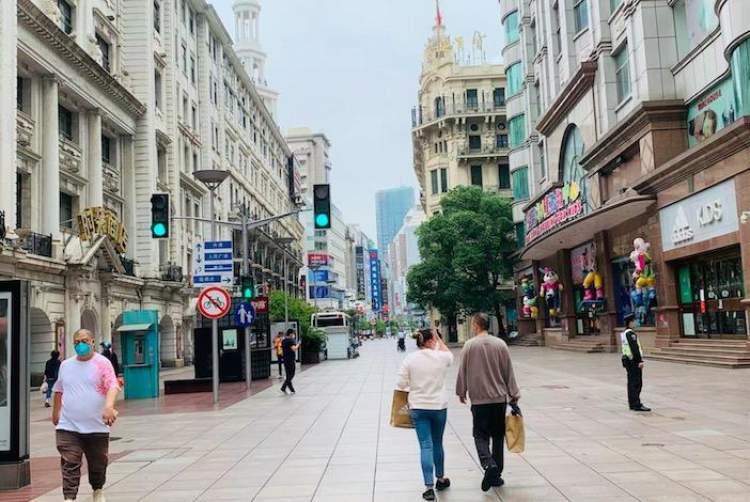 南京西路封锁72小时，一条街道的沉默与一座城市的韧性