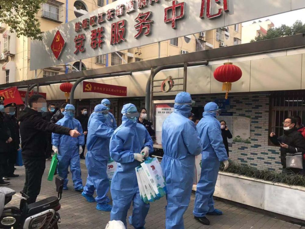 南京疫情过江记，当病毒撞上散装江苏的邻居