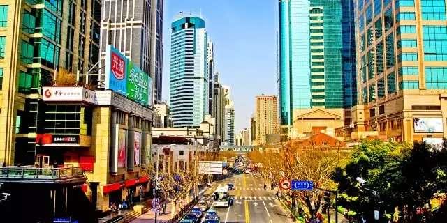 南京西路区，一条街道如何成为一座城市的灵魂剧场？