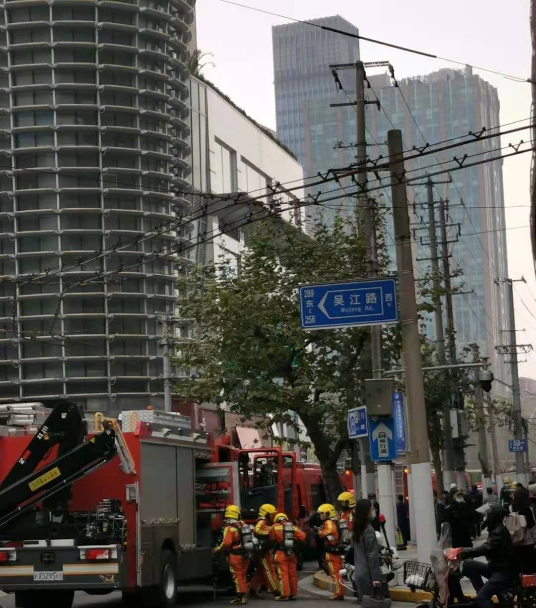 南京西路突发事件的慢镜头，当城市按下暂停键的72小时