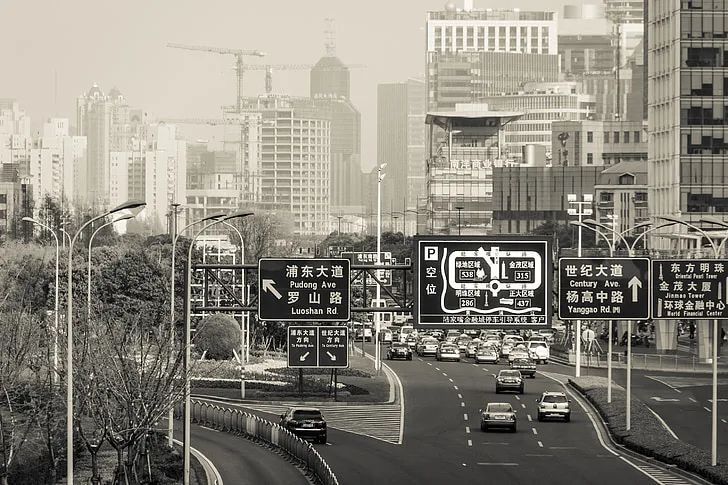 南京西路封城谣言背后，一场都市心理战的荒诞与真相