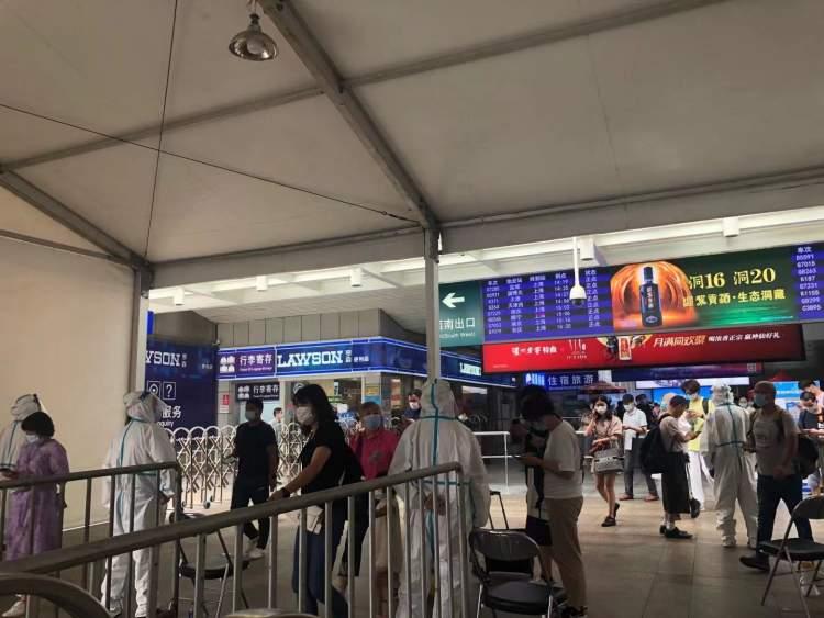 南京疫情通行二维码，数字围城下的身份政治与自由悖论