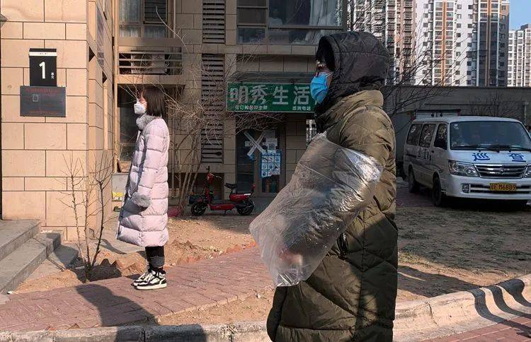 沈阳封闭小区全记录，被铁栅栏围住的30天，我们如何与冰箱和解？