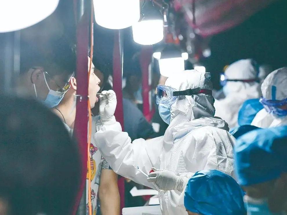 南京疫情隐秘传播链浮出水面，香港防疫专家紧急赴宁，背后藏着什么不为人知的信号？