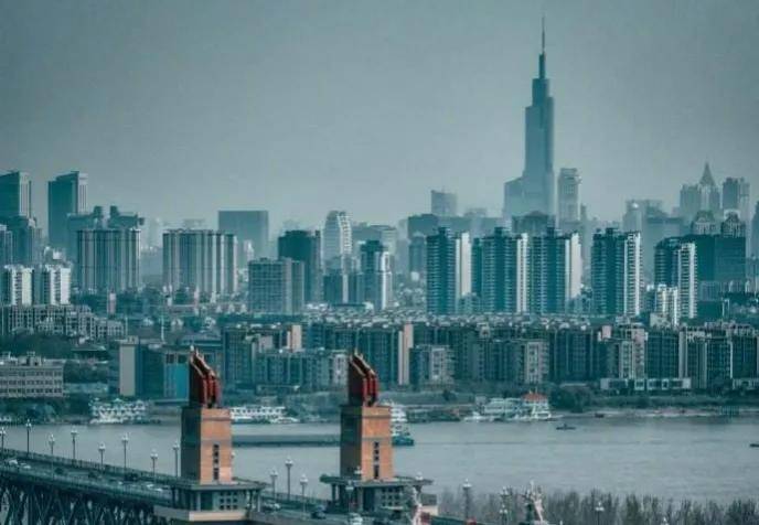 南京与成都，两场疫情背后的城市治理密码与人性温度